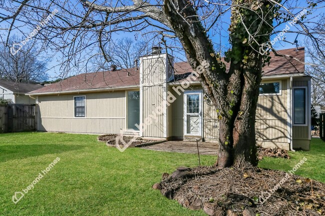 Building Photo - Beautiful 3 Bedroom 2 Bathroom House - Rea...