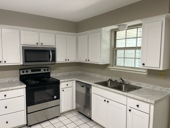 Building Photo - 50 Lynnwood Cove