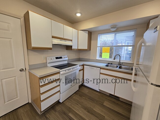 Building Photo - 1885 N Allumbaugh St