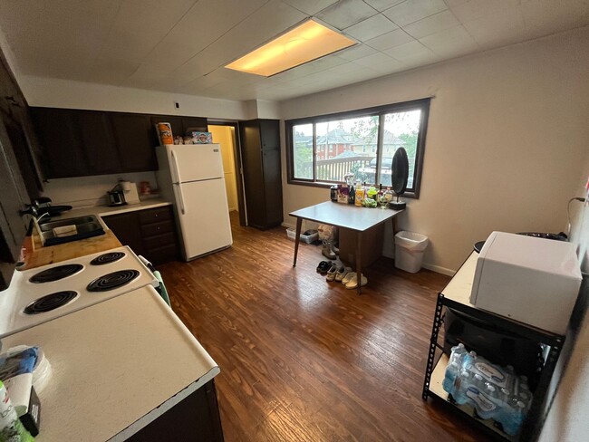 Building Photo - Duluth MN - 4 Bed - 1 Bath - Single Family...