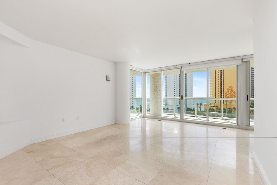 Building Photo - 16400 Collins Ave