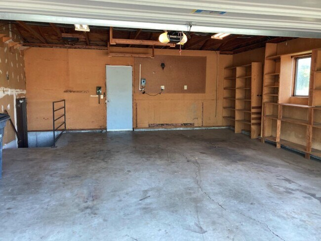 Building Photo - Green Acres Split Level