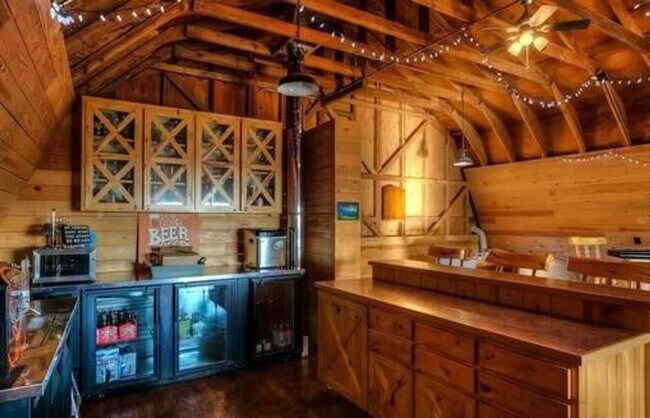 Building Photo - 5bd/5ba +HUGE BARN & SHOP - Absolutely LUX...
