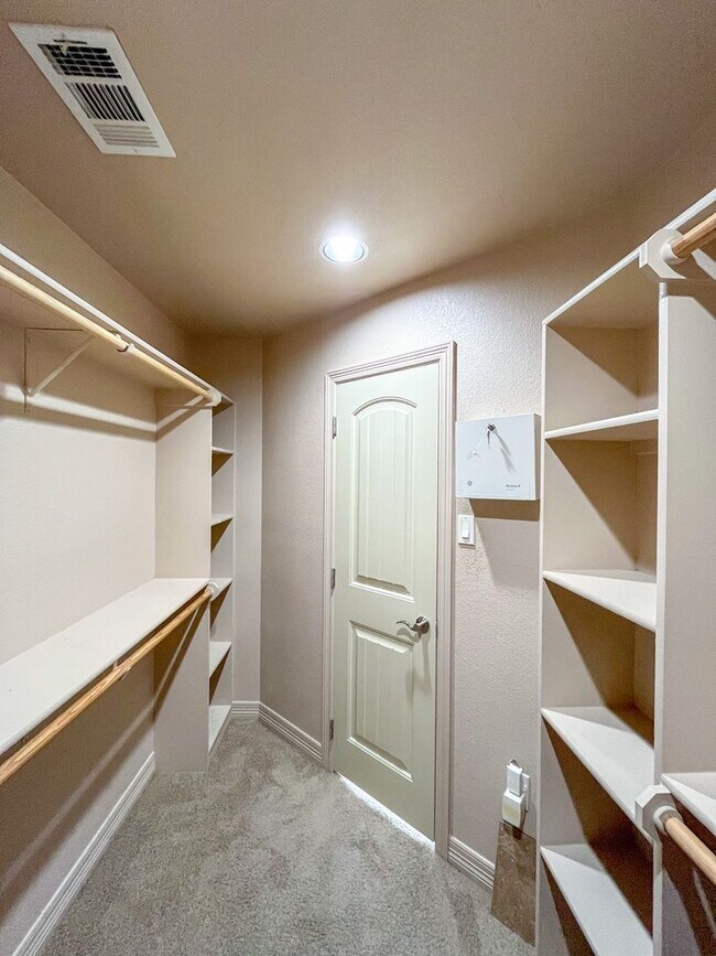 Building Photo - Available NOW This charming 1 story, 3 bedroom, 2 bath house could be your next home! Beautiful c...