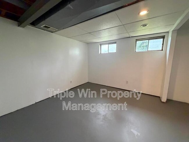 Building Photo - 2450 Jenkee Dr