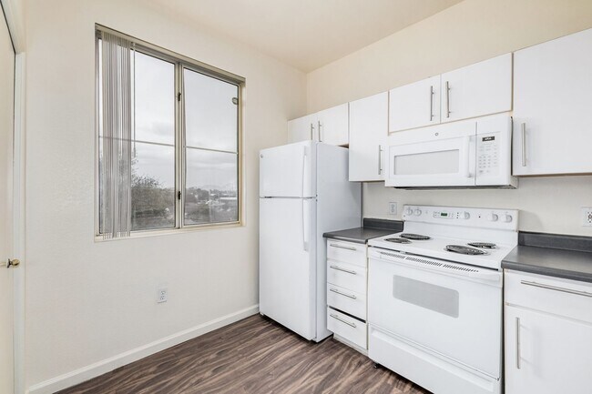 Building Photo - 2 Bedroom, 2 Bath In Central Phoenix