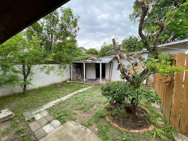 Building Photo - 1517 Garcia St
