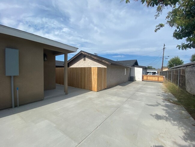 Building Photo - 1112 S Lemon Ave