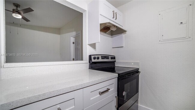 Building Photo - 720 NW 4th Ave