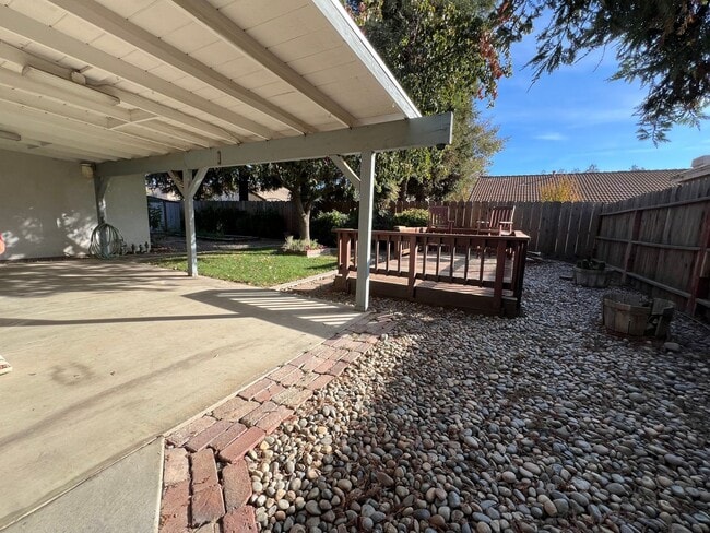 Building Photo - Cute, well -maintained home