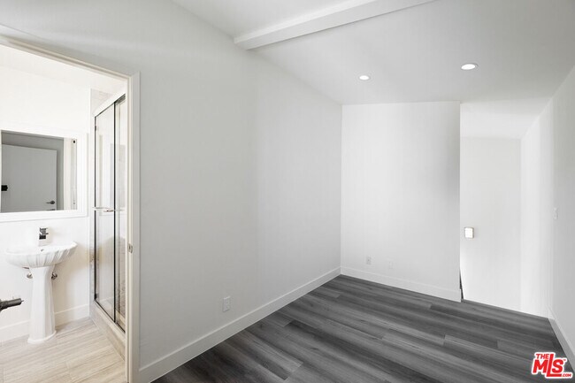 Building Photo - 6212 Fulton Ave