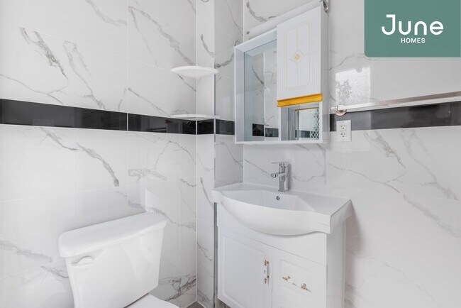 Building Photo - Queen room in 4-bed/2.0-bath Home