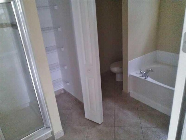 Building Photo - 6920 Julia Gardens Dr