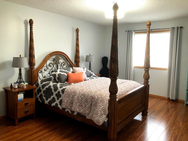 Master bedroom (3rd floor) - 679 Woodduck Dr