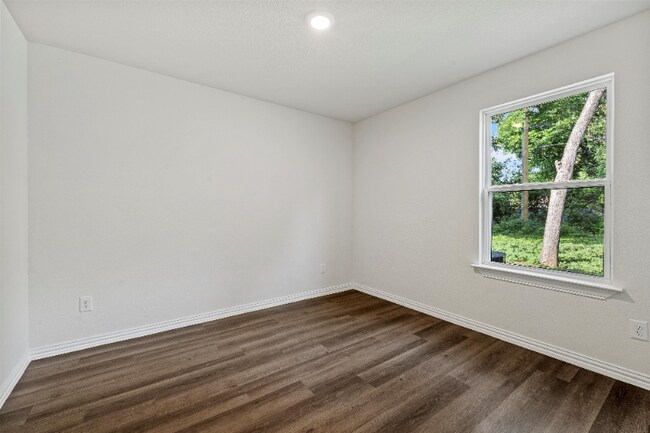 Building Photo - 2408 McKenzie Ave