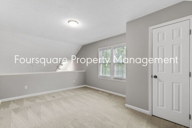 Building Photo - End Unit Town Home | 2nd Floor Loft | Wash...