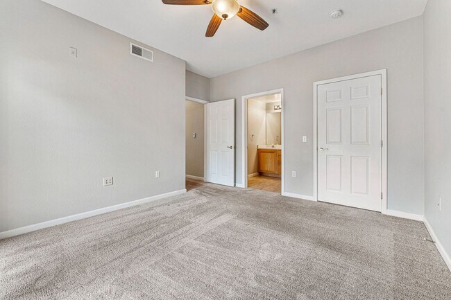 Building Photo - Ground Floor! No Stairs! 2Bed / 2 Bath Condo in Englewood!