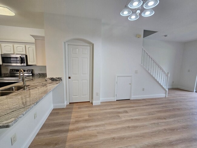 Building Photo - 2 Bedroom, 1.5 bath townhome in gated comm...