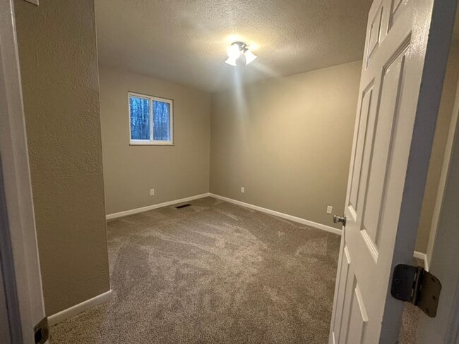 Building Photo - Forest Dr