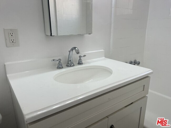 Building Photo - 1024 N Stanley Ave