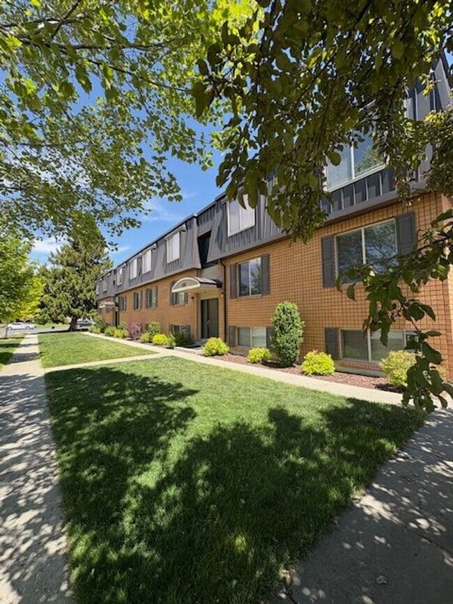 Building Photo - 2 Bedroom Apartment in Holladay!