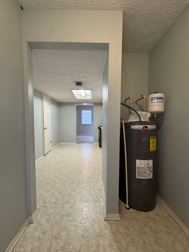 Building Photo - Large 3/2.5 House on Martha Berry Hwy- $1,295