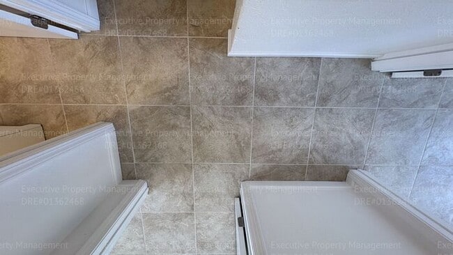 Building Photo - 2 bedroom 1.5 bathroom townhome (Move In Special Available OAC)