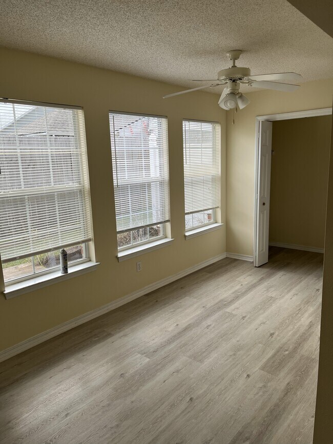 Building Photo - 824 Stonegate Ct