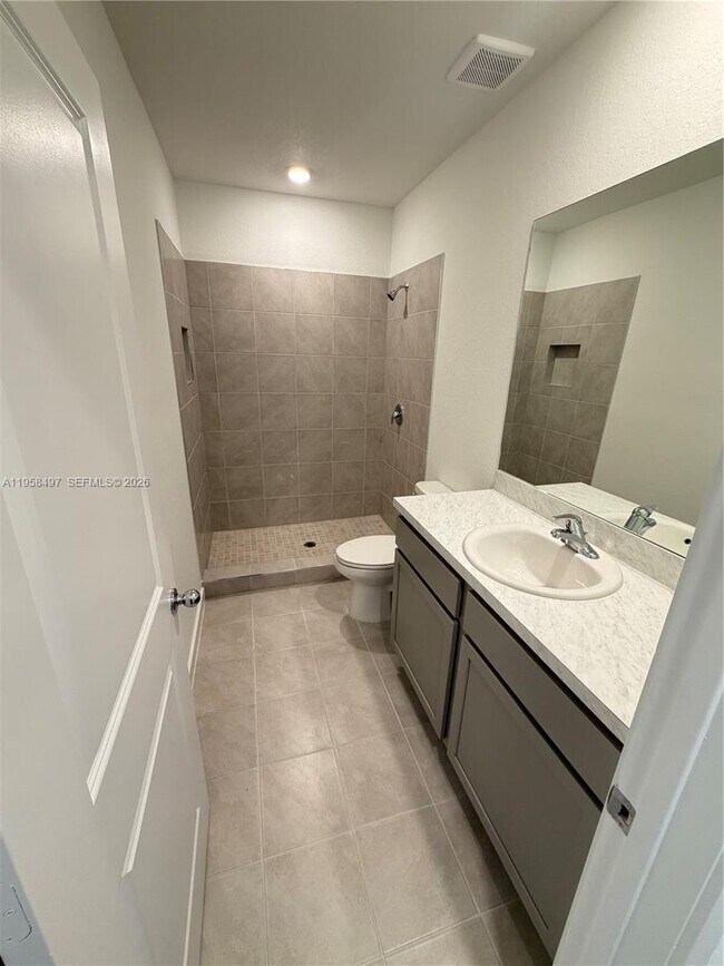 Building Photo - 323 NE 16th St