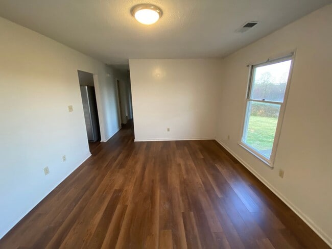 Building Photo - 1142 Airport Rd