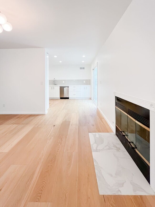 Building Photo - Breathtaking 2-Bedroom Townhome with 2-Car...