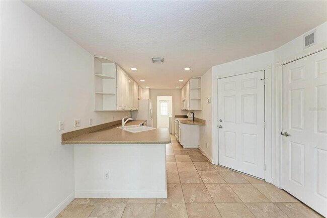 Building Photo - 1501 Napoli Dr W