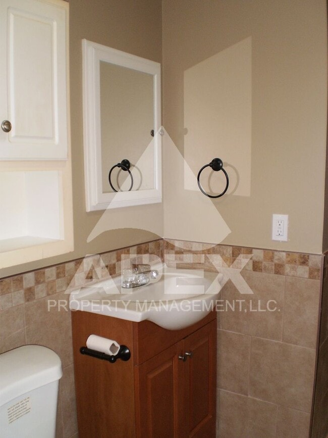 Building Photo - Nice 2 Bd - 1Ba Apartment in Fountain City w/1-Car Carport Parking - End Unit!