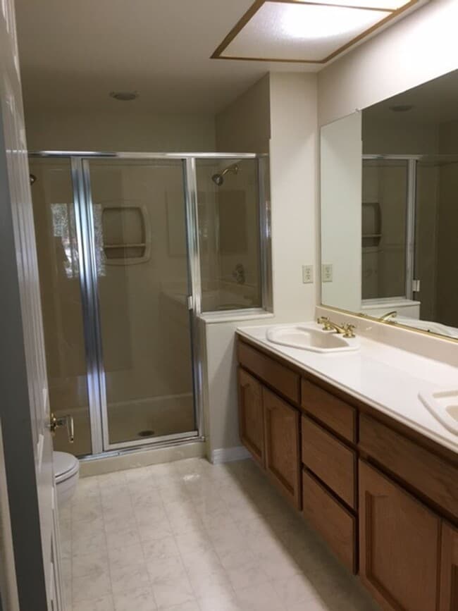 Building Photo - Great Location 3 Bedroom 2.5  Bath Townhouse