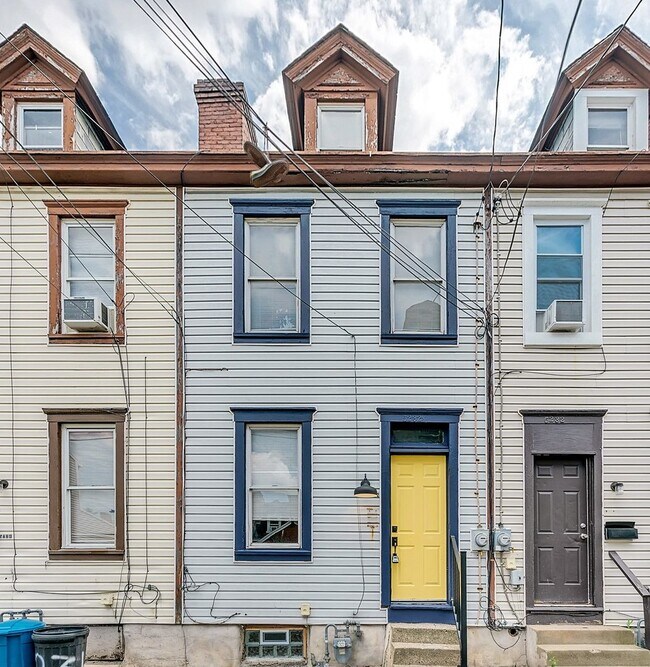 Building Photo - 5232 1/2 Natrona Way