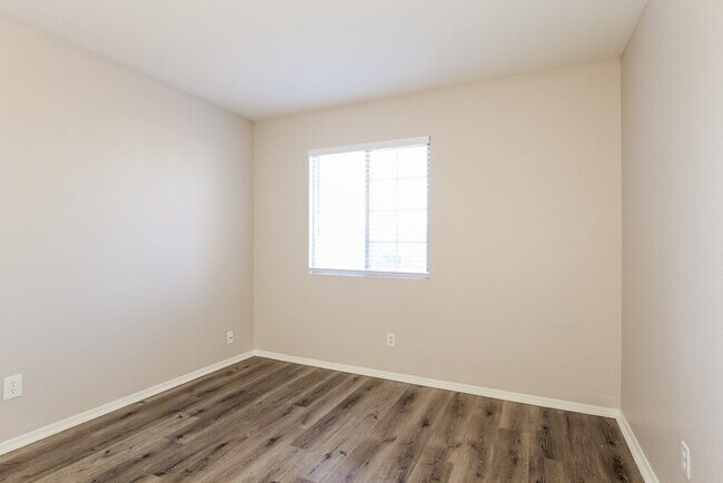 Building Photo - 9147 N 73rd Ln