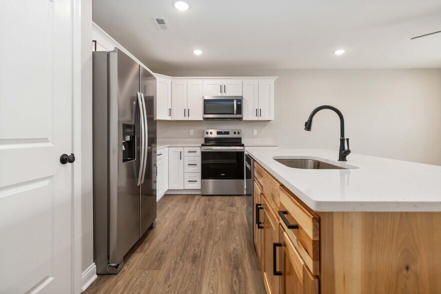 Building Photo - 418 Nandino Cir