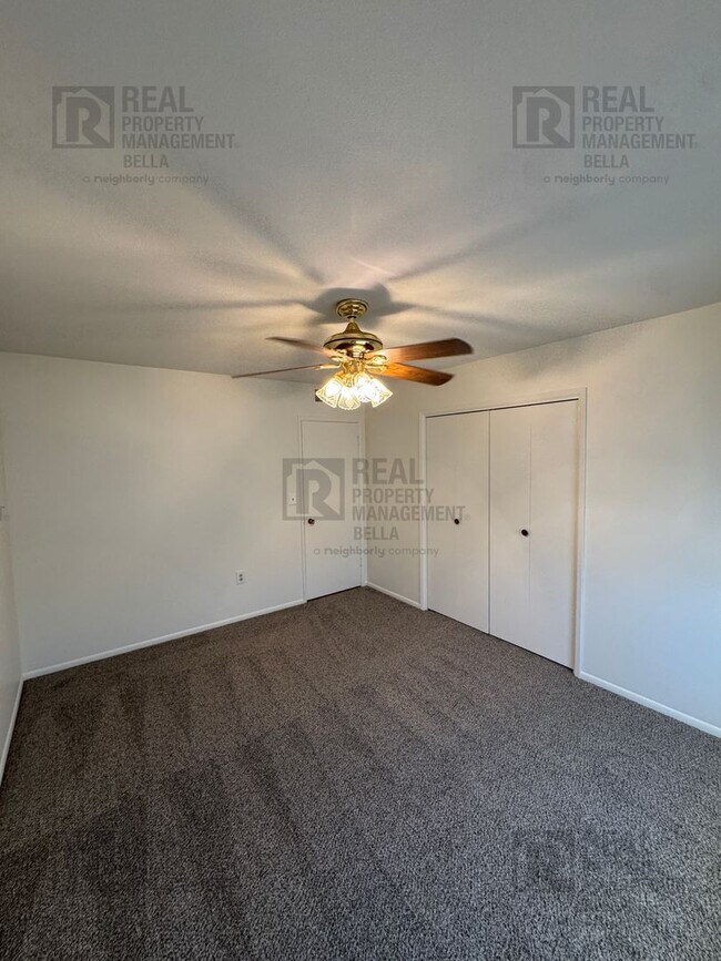 Building Photo - Spacious 3-Bedroom Home with Sunroom & Upg...