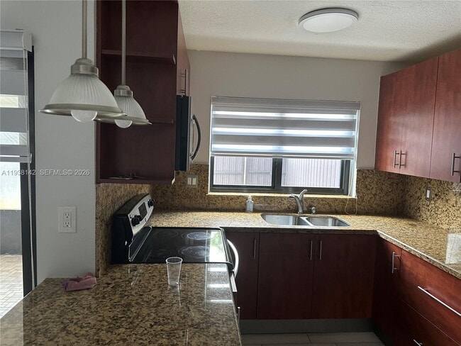 Building Photo - 6526 Kendale Lakes Dr