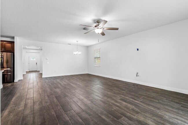 Building Photo - Spacious 4-Bed / 2-Bath Home with 3-Car Garage in Apopka with Modern Touches!