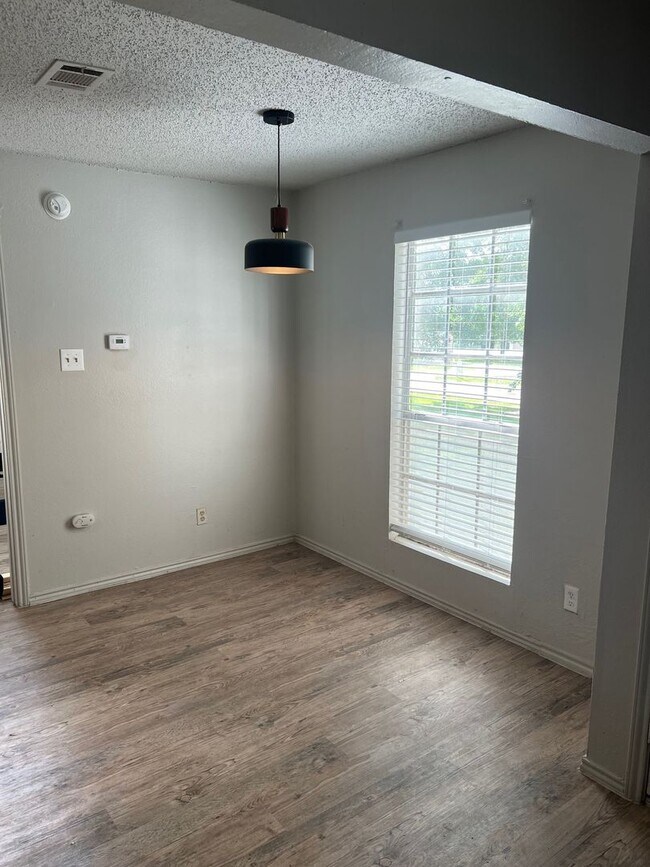 Building Photo - 405 Fantail Loop