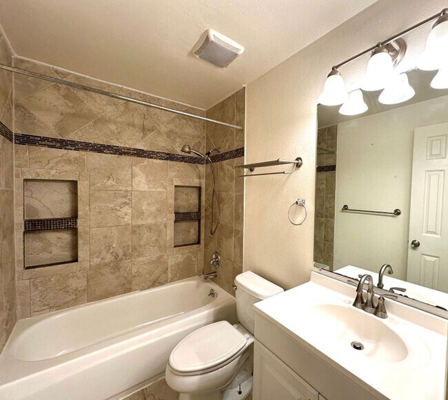 Building Photo - 2Bd/1.75Ba Kirkland Condo