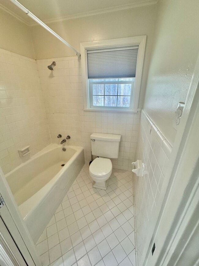 Building Photo - Gorgeous 3 Bedroom South Highland Home wit...
