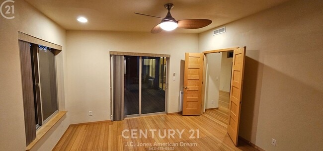 Building Photo - Spectacular Views in the Heart of Applegate Wine Country