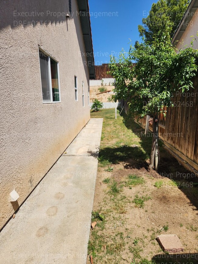 Building Photo - 4 bedroom, 2 bathroom home located in East...