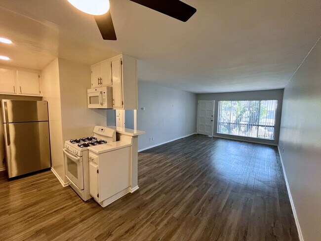 Interior Photo - 18400 Prairie Street