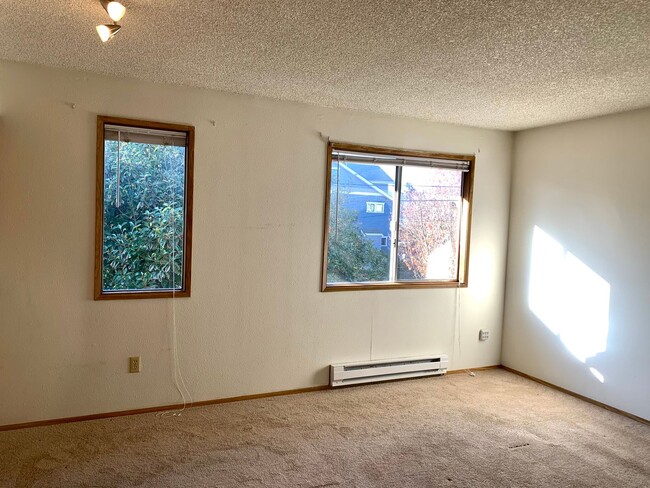 Building Photo - Spacious 2 Bedroom Condo - Located Near Seattle University