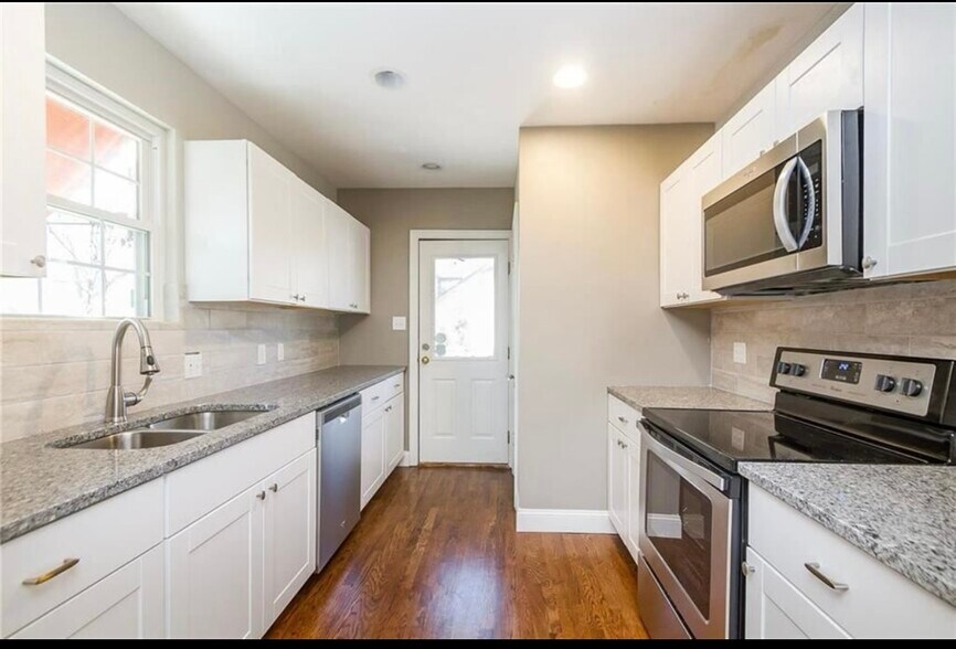 Building Photo - 724 W Gregory Blvd