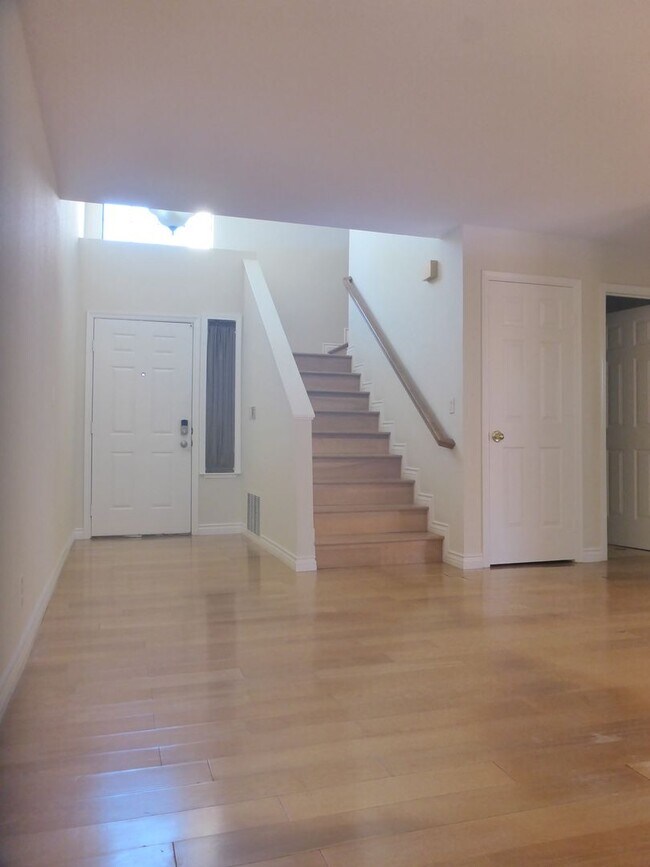 Building Photo - Gorgeous 3BR/2BA Two-Story Home with High ...