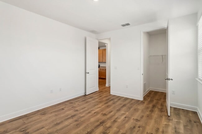 Building Photo - Beautiful Brand New 1/1 Garage Apartment i...